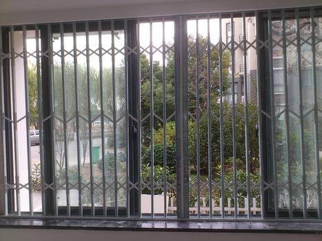 昆山荣盛门窗 彩钢活动防护窗与中花移动防盗窗，守护家庭安全的双重保障