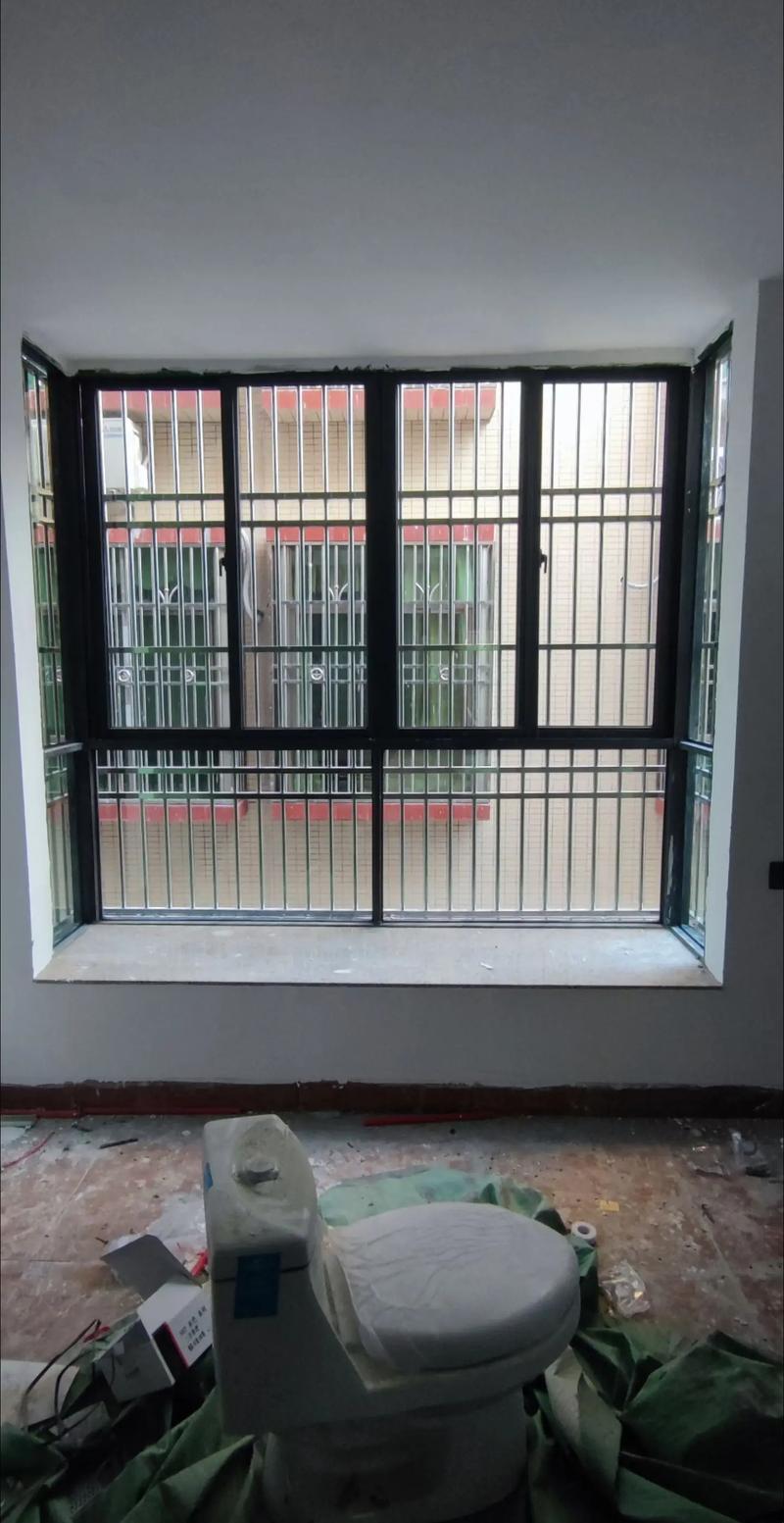 门窗人的日常 用心守护家的每一道风景与安全